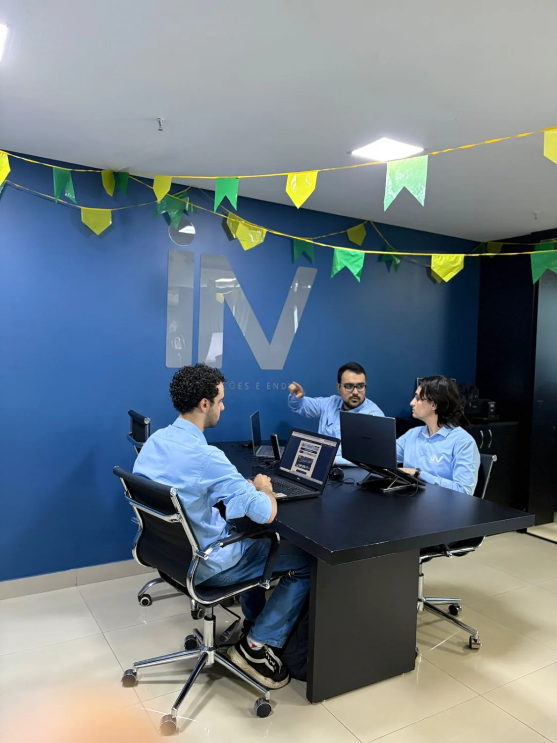 Profissionais da Microsenior/INV em reunião, discutindo projetos e soluções de inspeção industrial e engenharia.