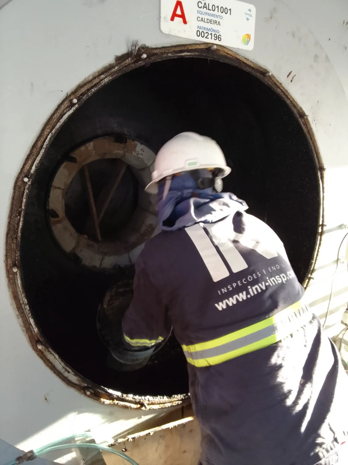 Técnico da INV realizando inspeção interna em caldeira industrial, com foco em segurança NR13.